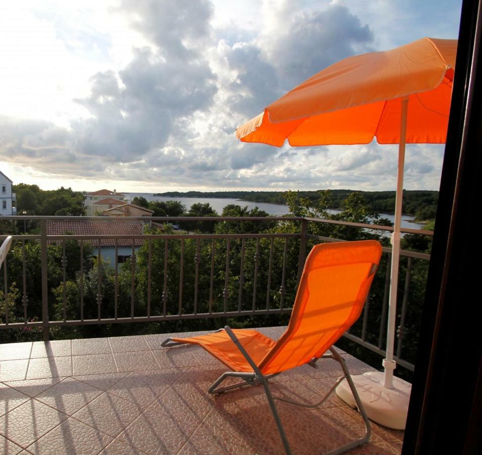 Apartment In Funtana With Seaview, Balcony, Air Condition, Wifi Kültér fotó